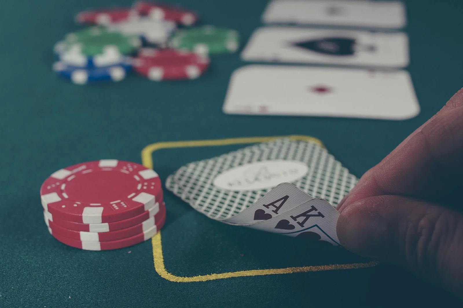 Tampilan meja baccarat dalam area kasino
